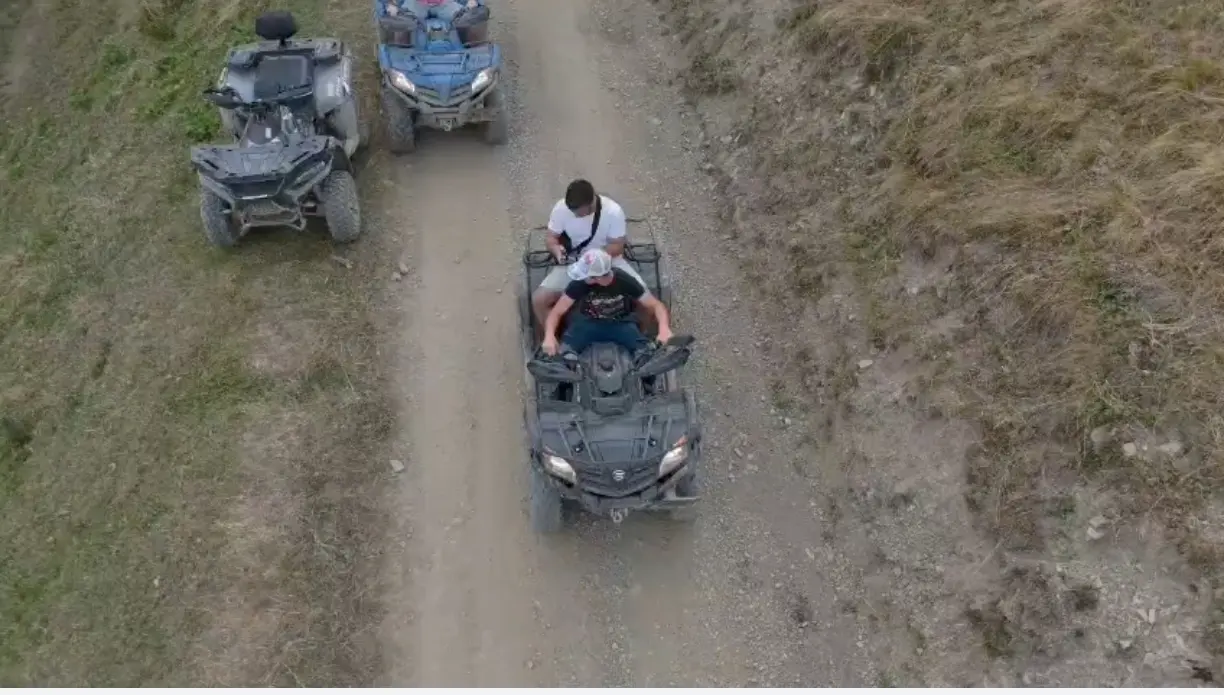 Grup cu ATV-uri CFMoto pe un traseu montan din zona Munților Baiului