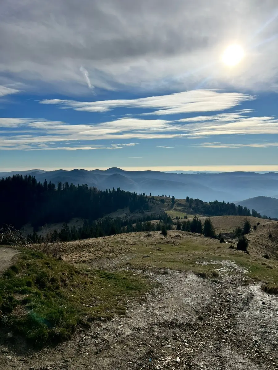 Peisaj panoramic de pe traseul ATV spre Munții Baiului