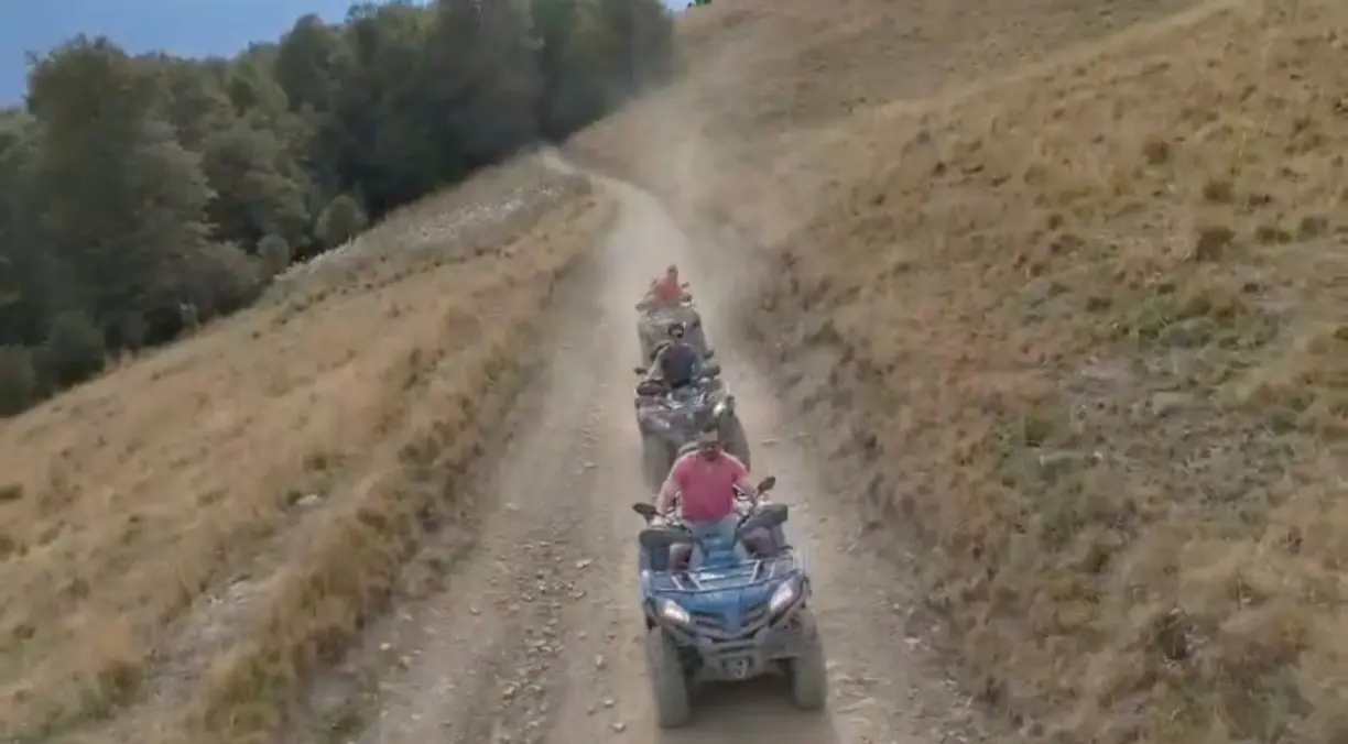 Tur cu ATV-uri CFMoto văzut din dronă pe un traseu din Munții Baiului